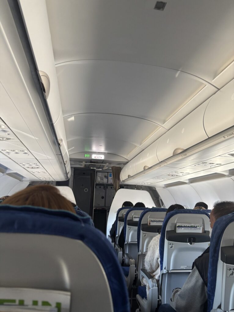 日本から釜山へ向かう飛行機の機内の様子。いよいよ弾丸美容旅スタート✈