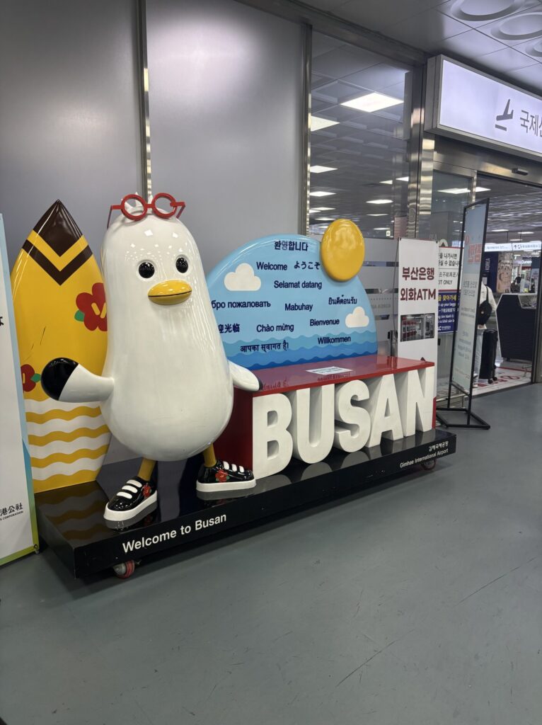金海空港到着後すぐに出迎えてくれる釜山キャラクターのウェルカム像