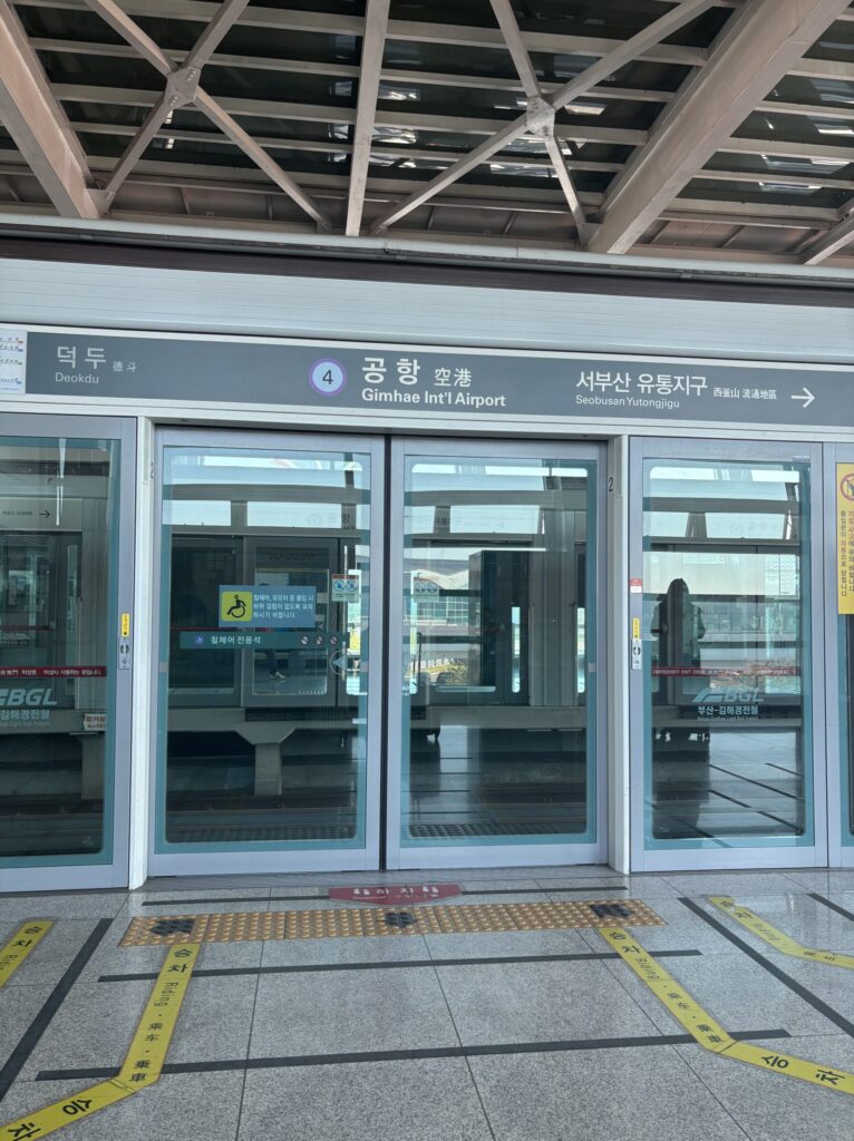 金海空港駅ホームの様子。釜山‐金海軽電鉄に乗って市内へ向かう前の風景。