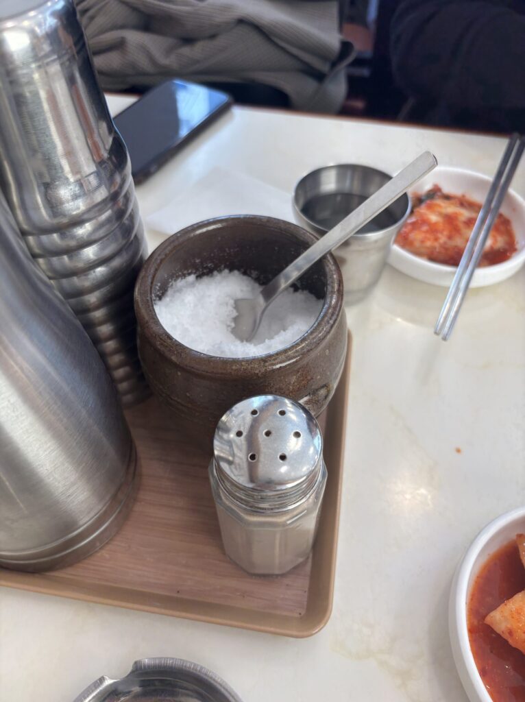 ソルロンタン用の塩。味を調整しながら食べるスタイル。