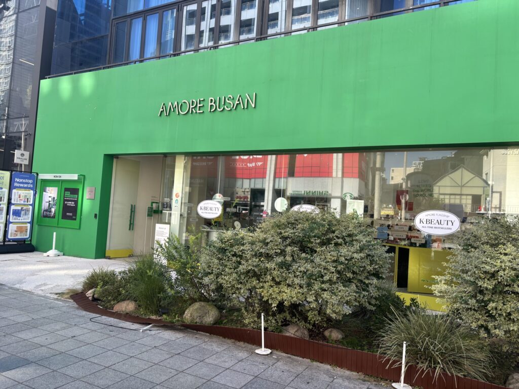 釜山の海雲台（ヘウンデ）にあるアモーレパシフィック直営店の外観。