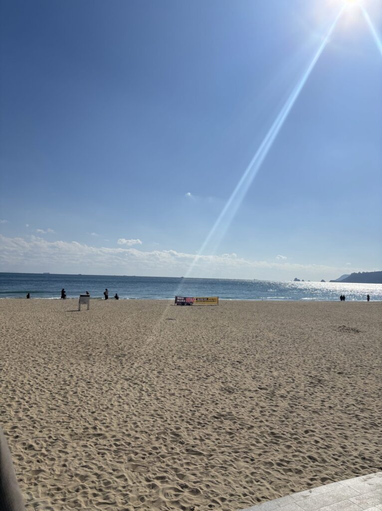 晴れた青空と波が穏やかな海雲台ビーチの風景