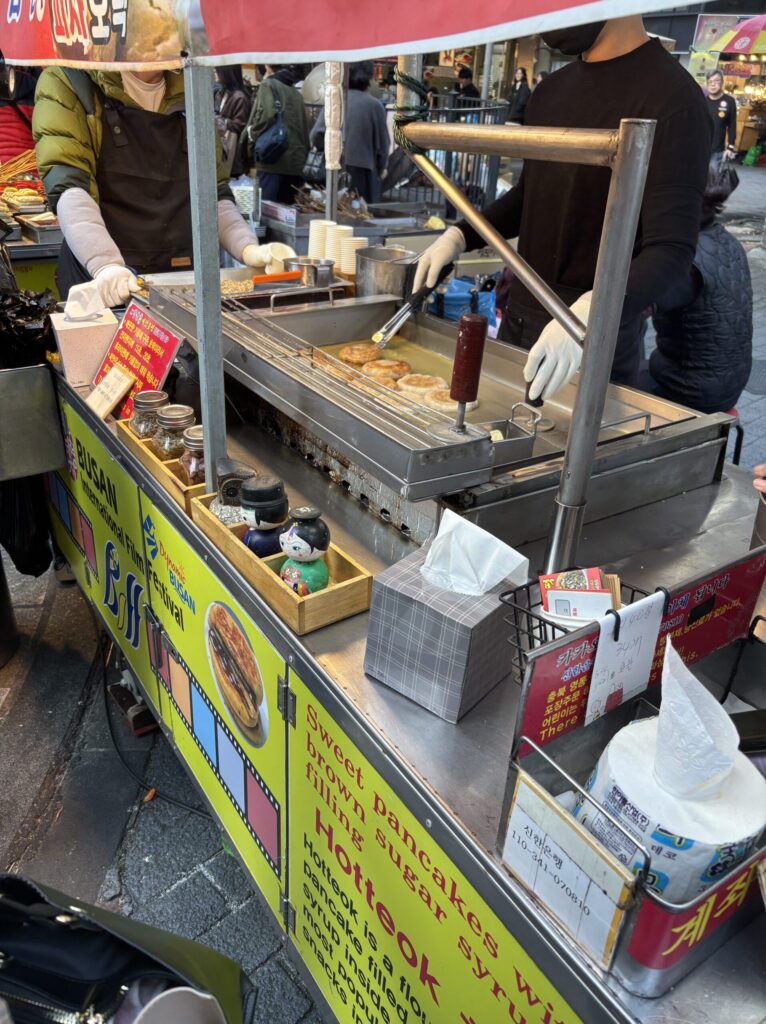 釜山のBIFF 広場の屋台でホットクを揚げ焼きしている様子