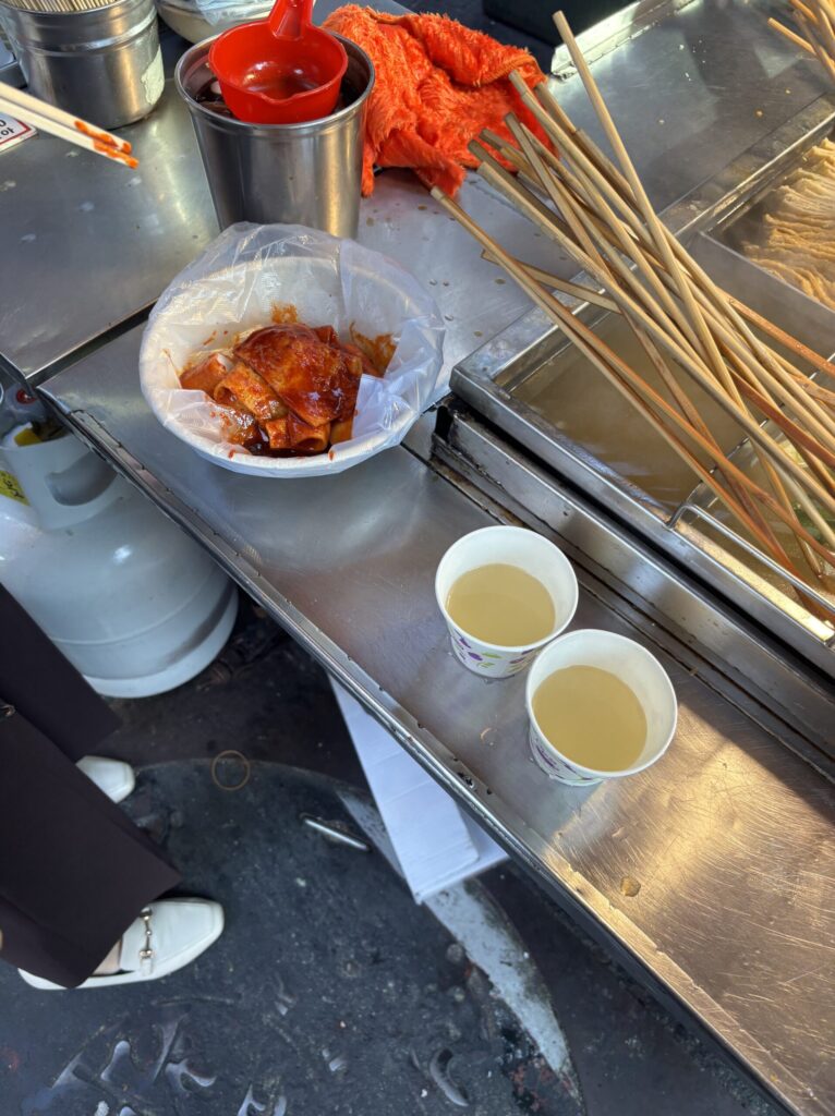 トッポギと無料で提供されるおでんスープが並ぶ屋台のテーブル