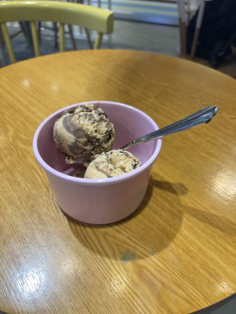 ピンクのカップに盛られたバスキンロビンスの２スクープアイス