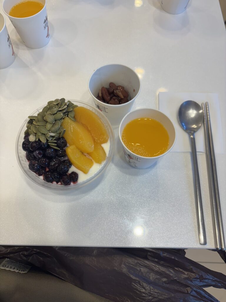 東横イン釜山西面の無料朝食で食べたヨーグルトとフルーツ、かぼちゃの種