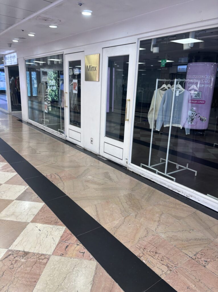 西面の地下街に並ぶプチプラな洋服ショップの店内風景