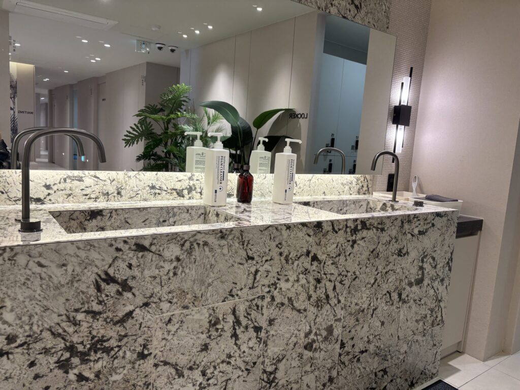 ジーニアス皮膚科クリニック内の清潔感ある大理石の洗面台