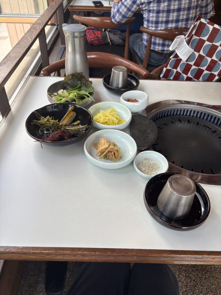 サムギョプサル提供前のバンチャンとテーブルセット