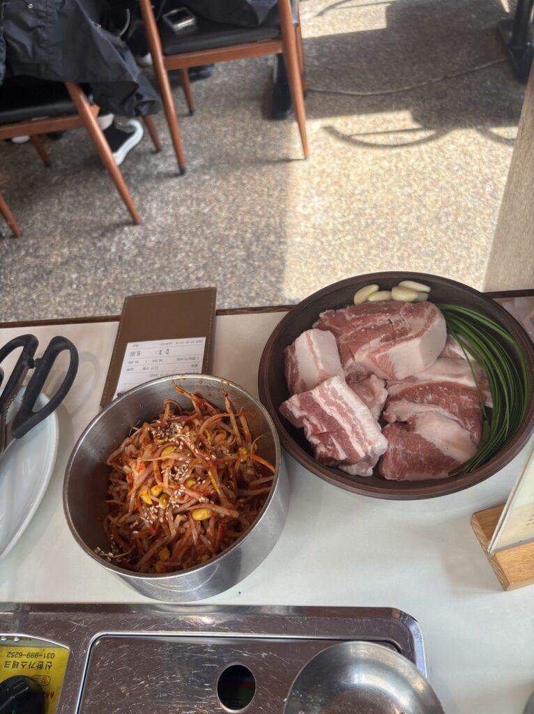 サムギョプサル用の豚肉と豆もやしナムル