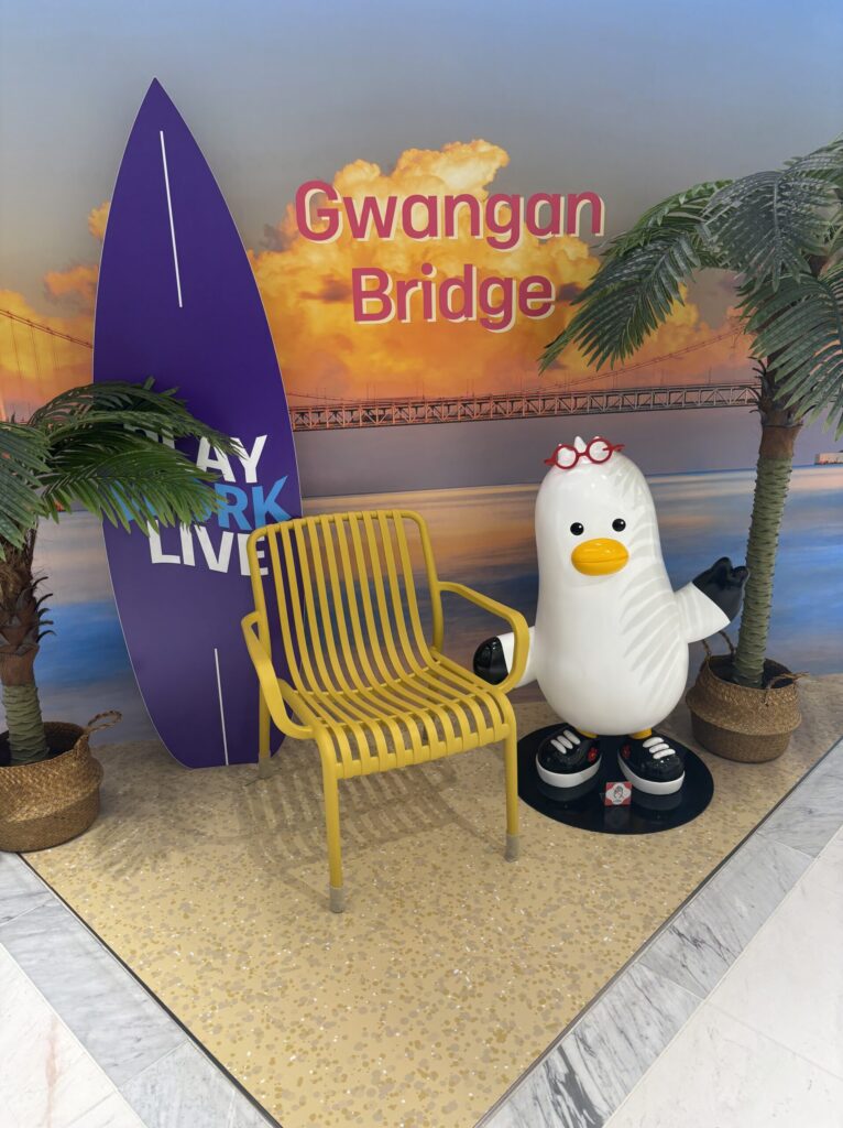 ロッテ免税店にいた釜山の公式キャラクターのオブジェ