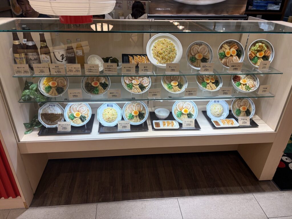 桂花ラーメン入口ショーウィンドウ