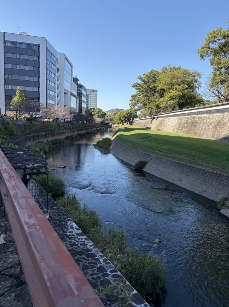 熊本城・市役所前で市電を下車後の熊本城までの川沿いの写真