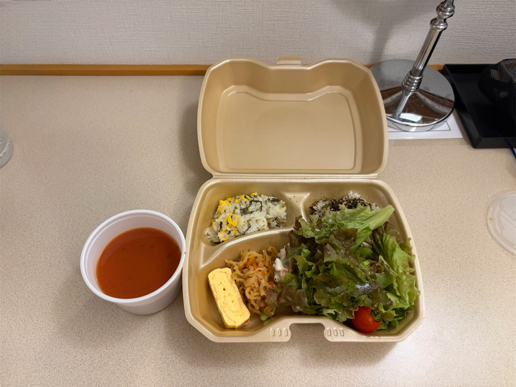 東横イン熊本駅前の無料朝食を部屋で食べている様子